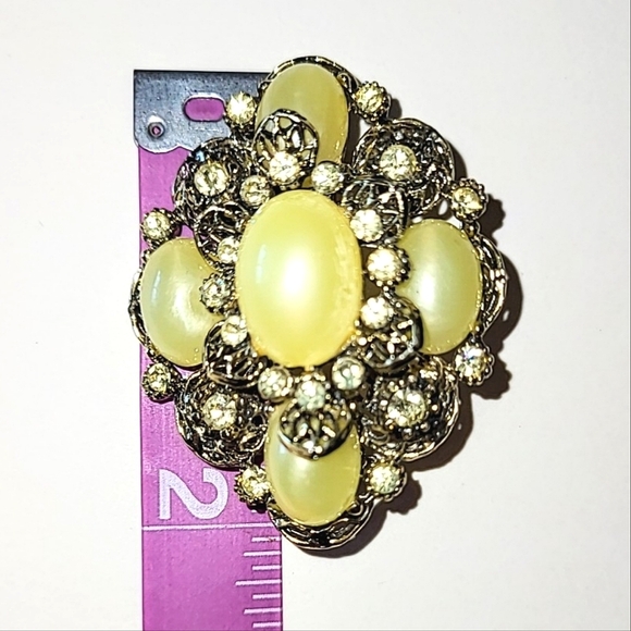 YELLOW MOONGLOW LUCITE & RHINESTONE VINTAGE PIN BROOCH - Picture 5 of 6
